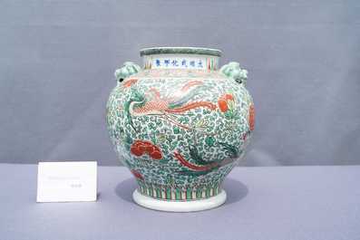 Een Chinese wucai 'feniksen' vaas, Chenghua merk, 19e eeuw