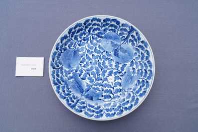 Un plat en porcelaine de Chine en bleu et blanc