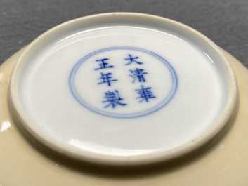 Une paire de coupes en porcelaine de Chine aux dos &eacute;maill&eacute;s caf&eacute; au lait, marque et &eacute;poque de Yongzheng