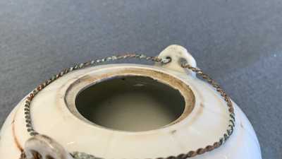 Quatre th&eacute;i&egrave;res et deux pots couverts en porcelaine de Chine, 19/20&egrave;me