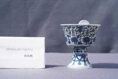 Een Chinese blauw-witte stem cup met Lan&ccedil;a inscripties, Qianlong merk en periode