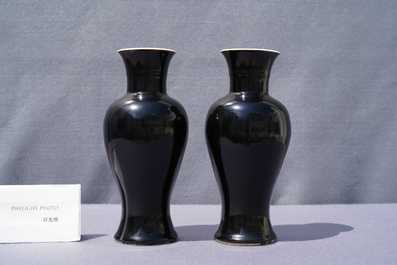 Une paire de vases en porcelaine de Chine noire monochrome, 19&egrave;me