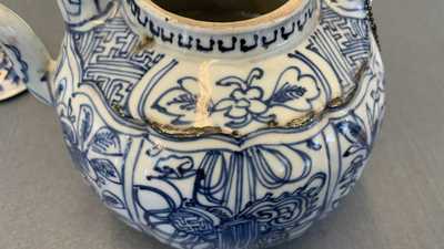 Une collection de tasses et soucoupes et deux verseuses en porcelaine de Chine et de Japon en bleu et blanc, Wanli et apr&egrave;s