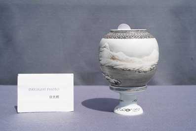 Une lanterne en porcelaine de Chine coquille d'oeuf &agrave; d&eacute;cor d'un paysage hivernale, R&eacute;publique