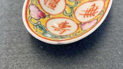 32 Chinese Canton famille rose en gele fondkleur lepels, 19/20e eeuw