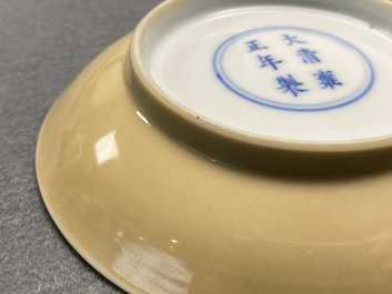 Une paire de coupes en porcelaine de Chine aux dos &eacute;maill&eacute;s caf&eacute; au lait, marque et &eacute;poque de Yongzheng