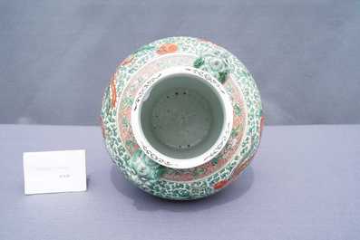 Un vase en porcelaine de Chine wucai &agrave; d&eacute;cor de ph&eacute;nix, marque de Chenghua, 19&egrave;me