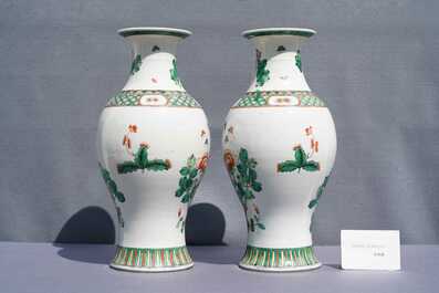 Une paire de vases en porcelaine de Chine famille verte &agrave; d&eacute;cor d'oiseaux, R&eacute;publique