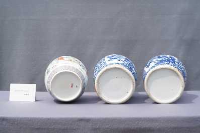 Une paire de vases couverts en porcelaine de Chine en bleu et blanc et un pot couvert en famille rose, 19/20&egrave;me