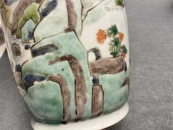 Un vase de forme rouleau en porcelaine de Chine famille verte &agrave; d&eacute;cor 'Feng shen bang', Kangxi