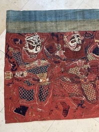 Een groot horizontaal Chinees borduurwerk met rode fondkleur, 19e eeuw
