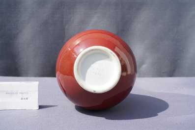 Un vase de forme bouteille en porcelaine de Chine langyao monochrome, marque de Jingdezhen et dat&eacute; 1955