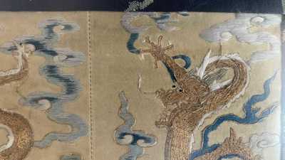 Een Chinees met gouddraad geborduurd zijden 'draken' paneel, 19e eeuw