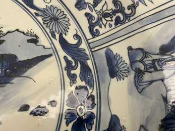 Een grote Chinese blauw-witte kraakporseleinen 'Wang Xizhi' schotel, Wanli
