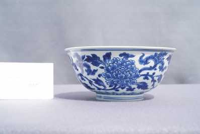 Een Chinese blauw-witte kom met pioenslingers, Xuande merk, Kangxi