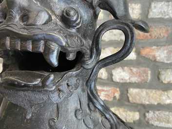 Une paire de grands mod&egrave;les de lions bouddhistes en bronze, Chine, Ming