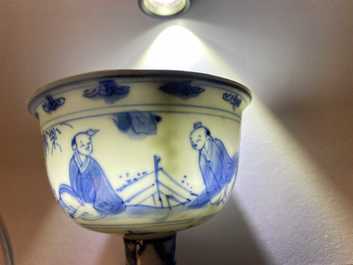 Un bol sur piedouche en porcelaine de Chine en bleu et blanc &agrave; d&eacute;cor de joueurs de go, &eacute;poque Transition