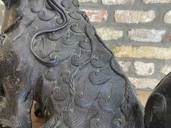 Une paire de grands mod&egrave;les de lions bouddhistes en bronze, Chine, Ming