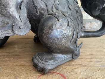 Een paar grote Chinese bronzen boeddhistische leeuwen, Ming