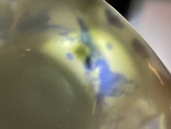 Un bol sur piedouche en porcelaine de Chine en bleu et blanc &agrave; d&eacute;cor de joueurs de go, &eacute;poque Transition