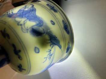 Un bol sur piedouche en porcelaine de Chine en bleu et blanc &agrave; d&eacute;cor de joueurs de go, &eacute;poque Transition