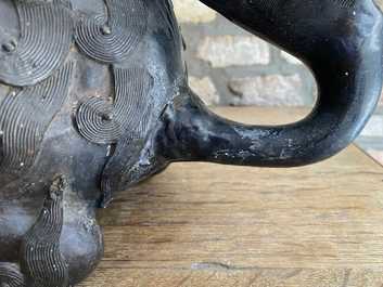 Une paire de grands mod&egrave;les de lions bouddhistes en bronze, Chine, Ming