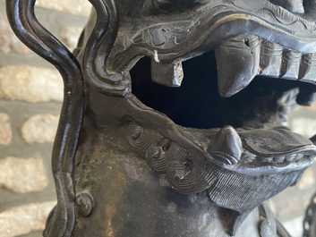 Une paire de grands mod&egrave;les de lions bouddhistes en bronze, Chine, Ming