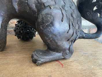 Une paire de grands mod&egrave;les de lions bouddhistes en bronze, Chine, Ming