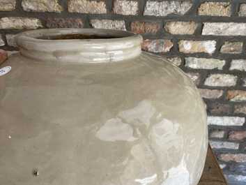 Une grande jarre en porcelaine de Chine monochrome, 18/19&egrave;me