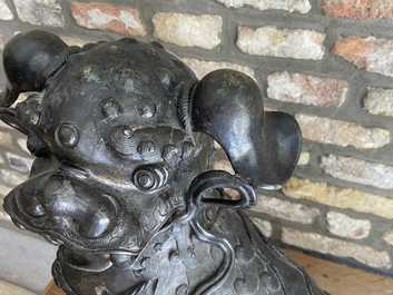 Une paire de grands mod&egrave;les de lions bouddhistes en bronze, Chine, Ming