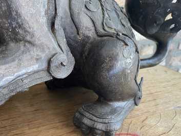 Une paire de grands mod&egrave;les de lions bouddhistes en bronze, Chine, Ming