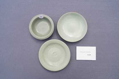 Drie Chinese Longquan celadon schotels, Song en Ming