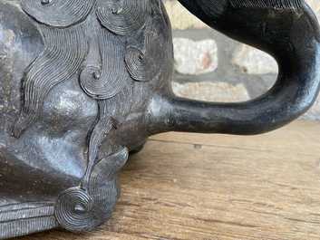 Une paire de grands mod&egrave;les de lions bouddhistes en bronze, Chine, Ming