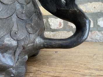 Une paire de grands mod&egrave;les de lions bouddhistes en bronze, Chine, Ming