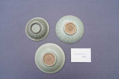 Drie Chinese Longquan celadon schotels, Song en Ming