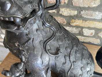 Een paar grote Chinese bronzen boeddhistische leeuwen, Ming