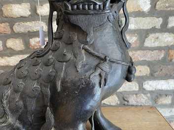 Een paar grote Chinese bronzen boeddhistische leeuwen, Ming