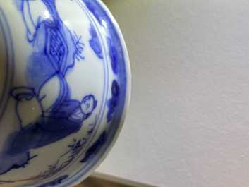 Un bol sur piedouche en porcelaine de Chine en bleu et blanc &agrave; d&eacute;cor de joueurs de go, &eacute;poque Transition