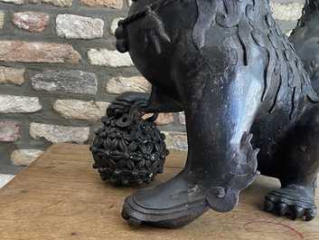 Une paire de grands mod&egrave;les de lions bouddhistes en bronze, Chine, Ming