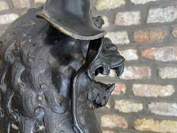 Een paar grote Chinese bronzen boeddhistische leeuwen, Ming