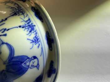 Un bol sur piedouche en porcelaine de Chine en bleu et blanc &agrave; d&eacute;cor de joueurs de go, &eacute;poque Transition