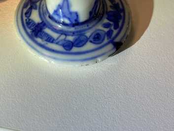 Un bol sur piedouche en porcelaine de Chine en bleu et blanc &agrave; d&eacute;cor de joueurs de go, &eacute;poque Transition