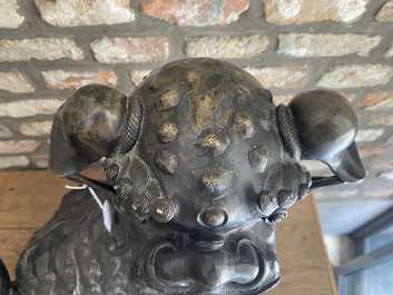 Une paire de grands mod&egrave;les de lions bouddhistes en bronze, Chine, Ming