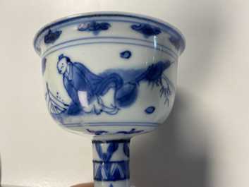 Un bol sur piedouche en porcelaine de Chine en bleu et blanc &agrave; d&eacute;cor de joueurs de go, &eacute;poque Transition