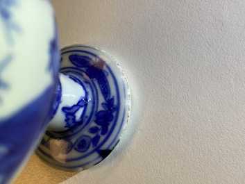 Un bol sur piedouche en porcelaine de Chine en bleu et blanc &agrave; d&eacute;cor de joueurs de go, &eacute;poque Transition