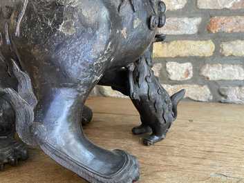 Une paire de grands mod&egrave;les de lions bouddhistes en bronze, Chine, Ming