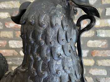 Une paire de grands mod&egrave;les de lions bouddhistes en bronze, Chine, Ming