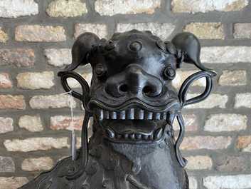 Een paar grote Chinese bronzen boeddhistische leeuwen, Ming