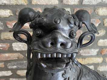 Een paar grote Chinese bronzen boeddhistische leeuwen, Ming