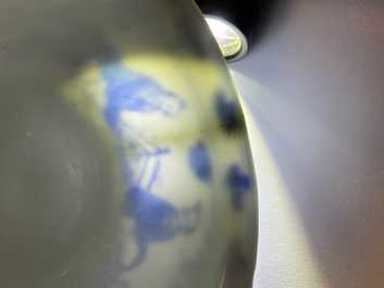 Un bol sur piedouche en porcelaine de Chine en bleu et blanc &agrave; d&eacute;cor de joueurs de go, &eacute;poque Transition